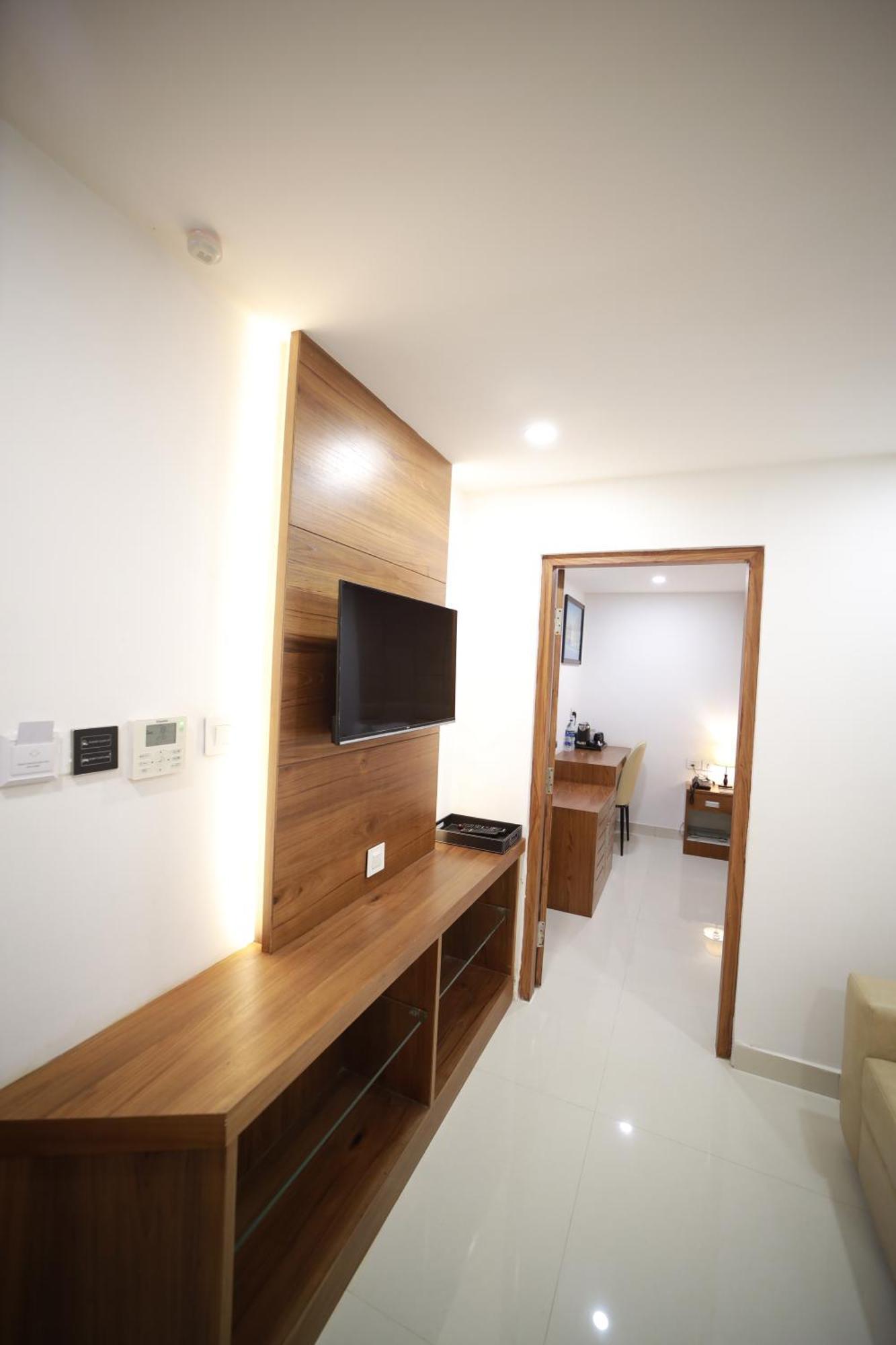 Royal Residency Hotel Kannangad Exterior photo