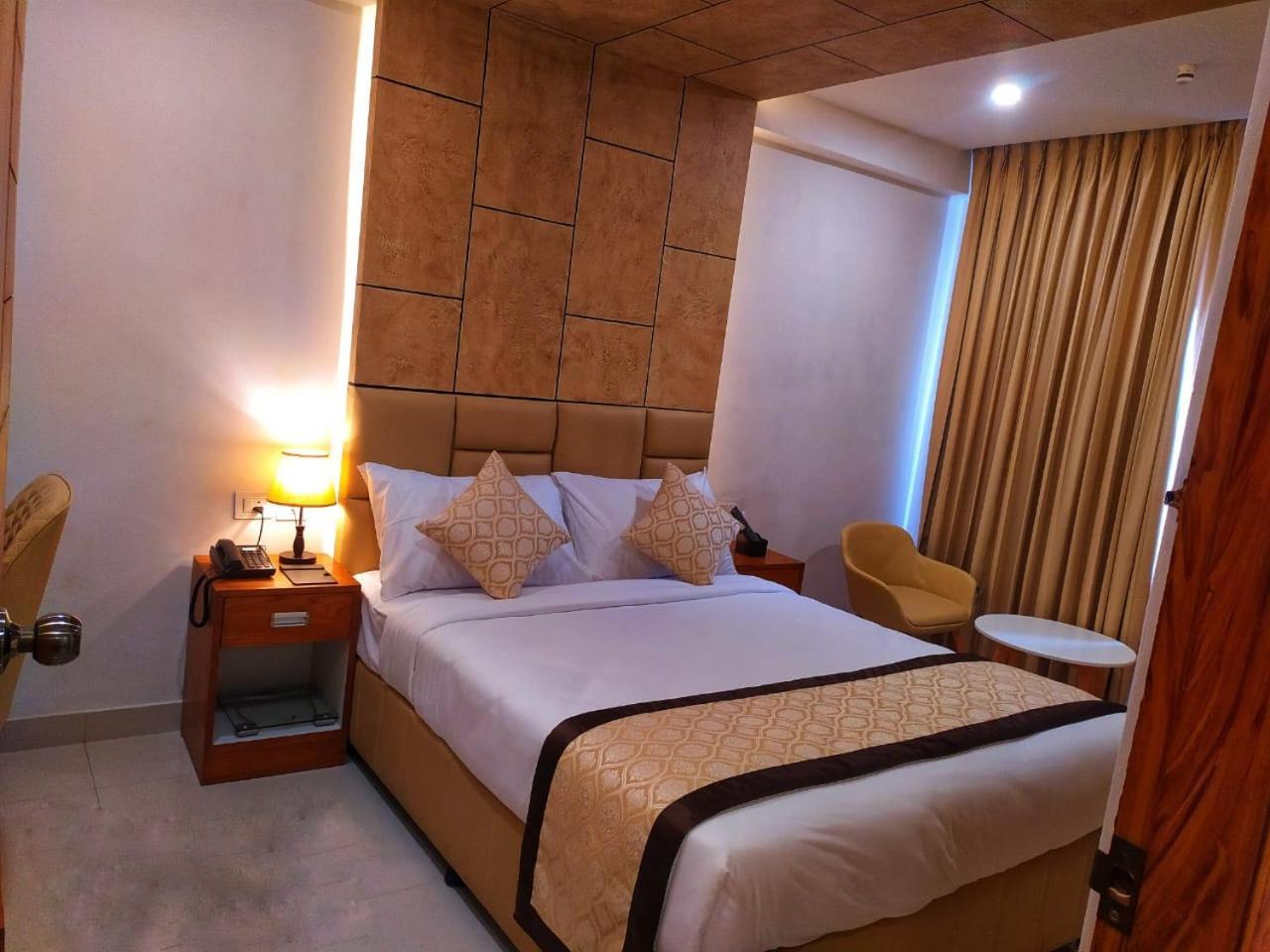 Royal Residency Hotel Kannangad Exterior photo