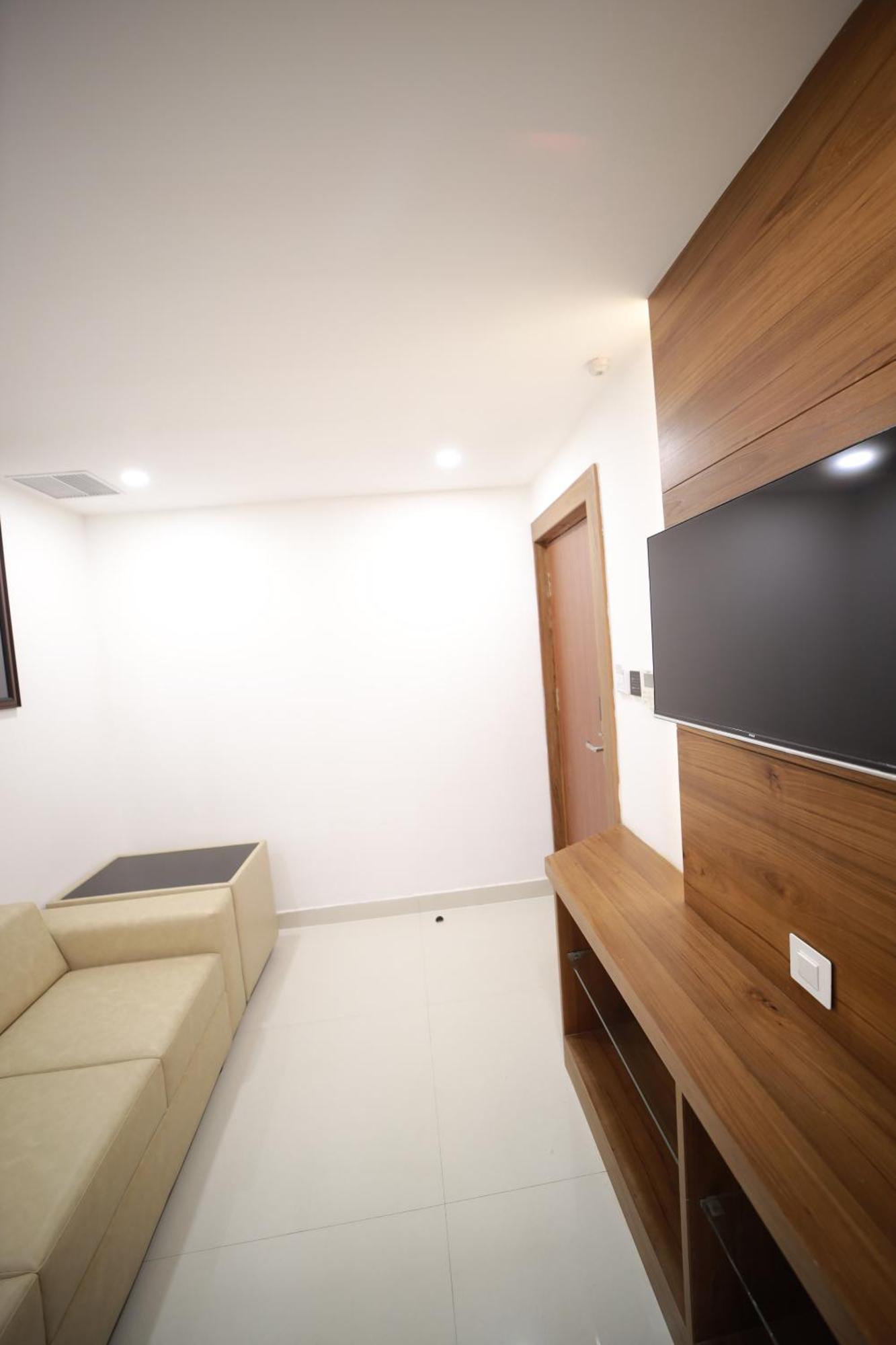 Royal Residency Hotel Kannangad Exterior photo