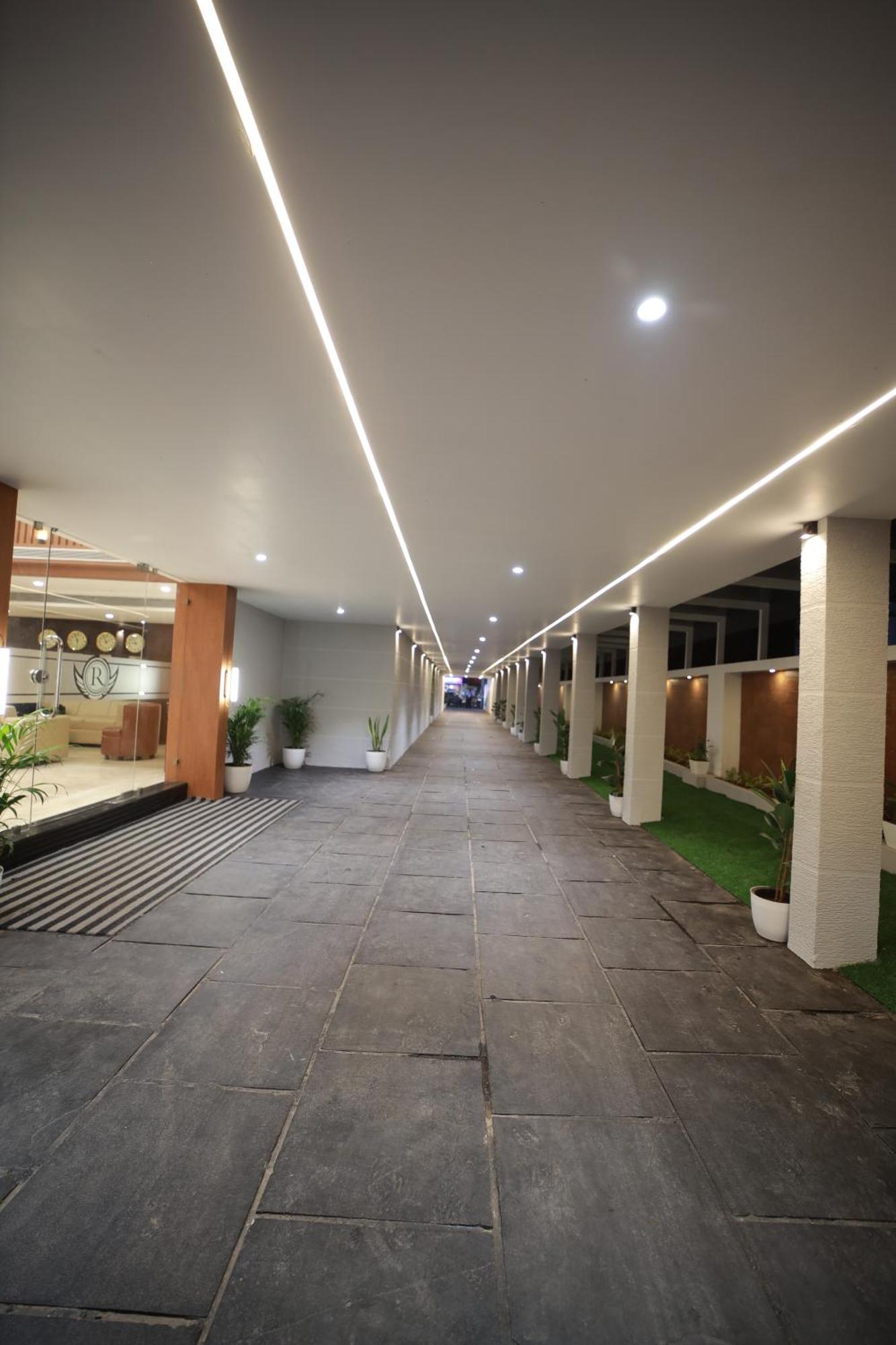 Royal Residency Hotel Kannangad Exterior photo