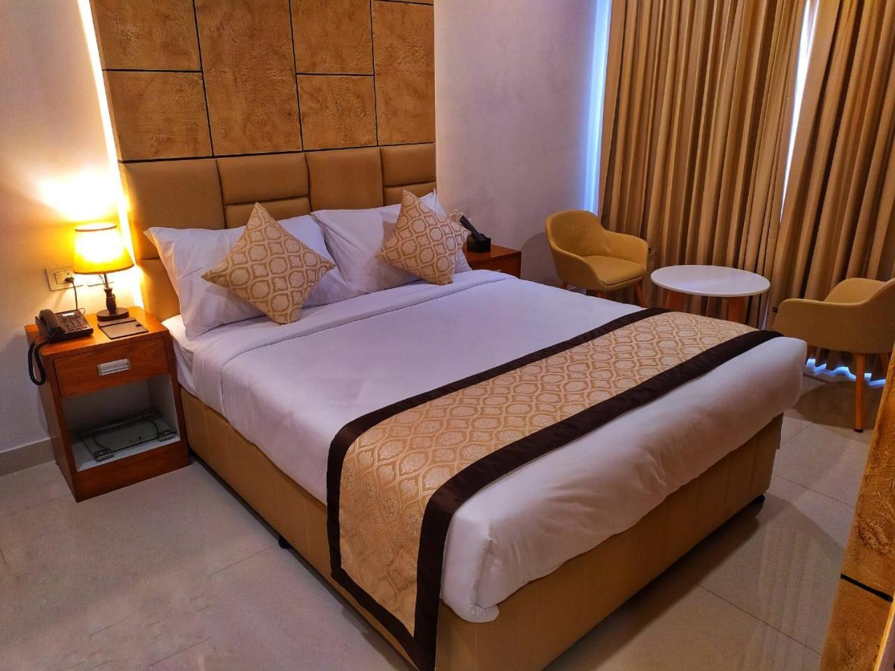 Royal Residency Hotel Kannangad Exterior photo