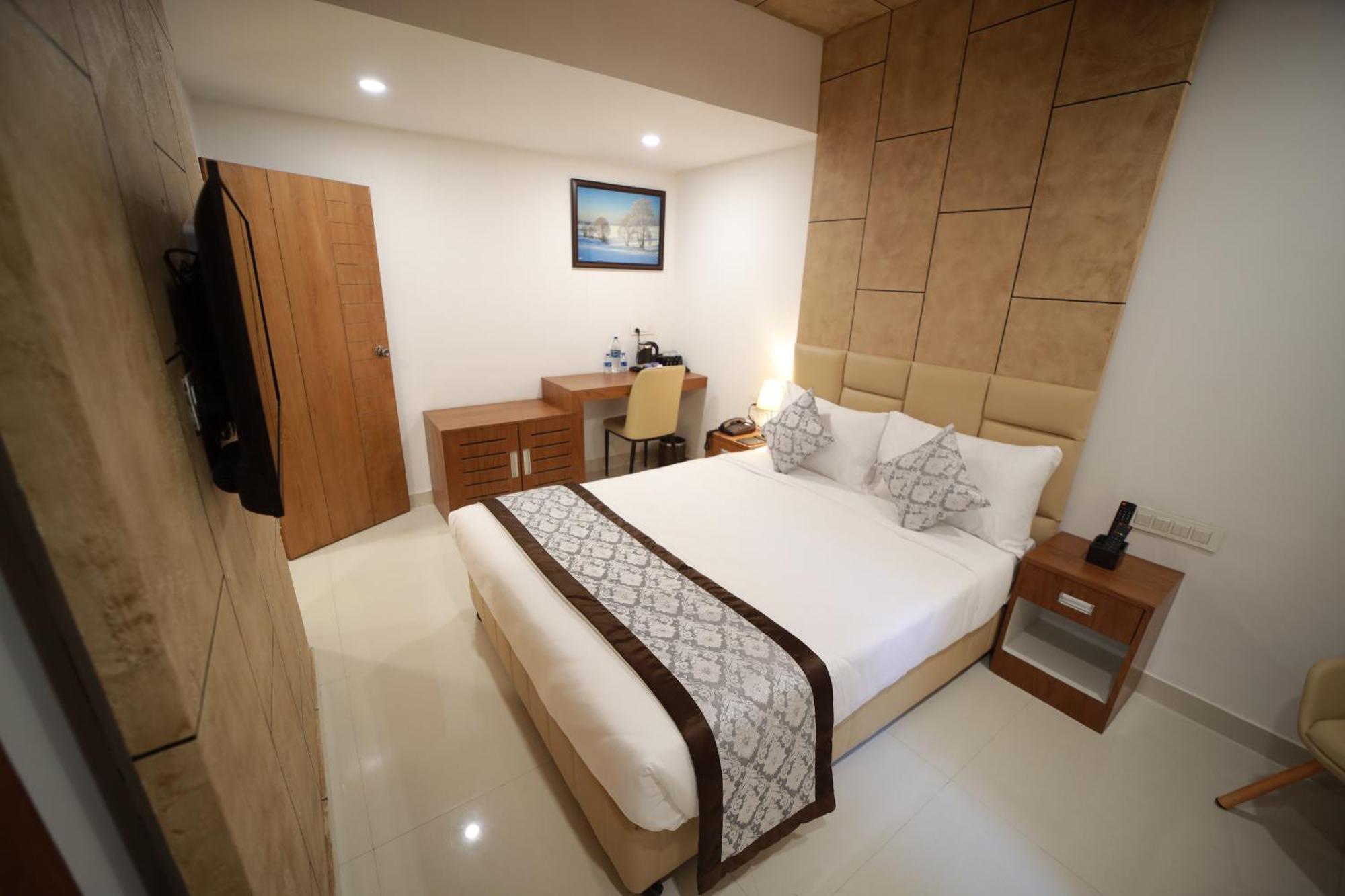Royal Residency Hotel Kannangad Exterior photo